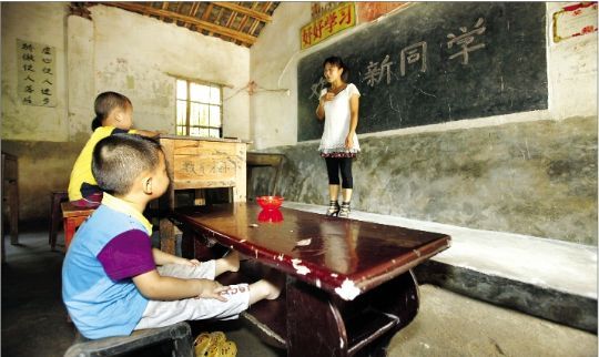 湖北3千名农村学生自带课桌椅上学